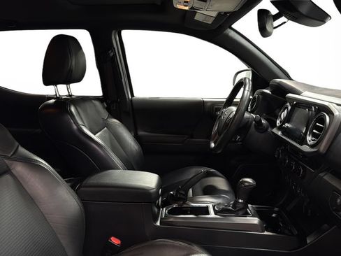 Used 2018 Toyota Tacoma SR5 AWD/4WD image 11