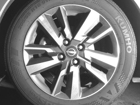 Used 2025 Nissan Versa SV image 12