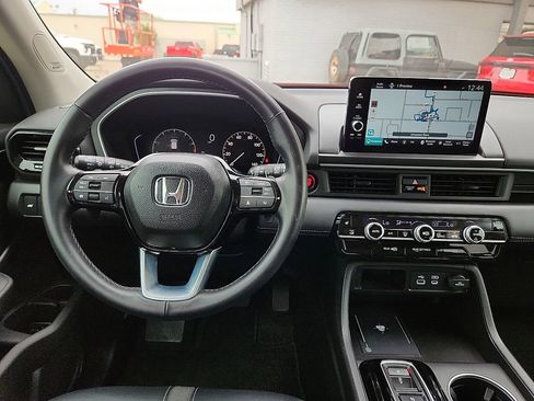 Used 2025 Honda Pilot Touring image 6