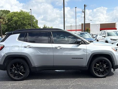 Used 2022 Jeep Compass Latitude FWD image 9