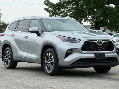 Used 2021 Toyota Highlander XLE AWD/4WD image 7
