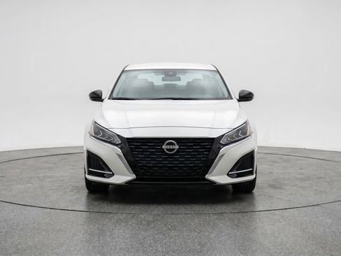 Used 2025 Nissan Altima 2.5 SV FWD image 2