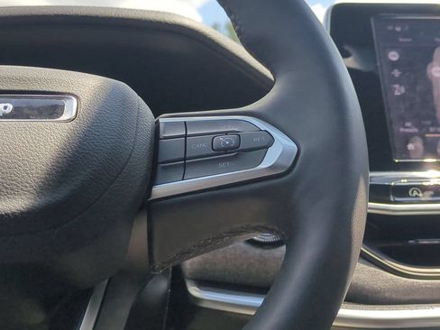 Used 2025 Jeep Compass Latitude w/ Sun & Sound Group AWD/4WD image 21