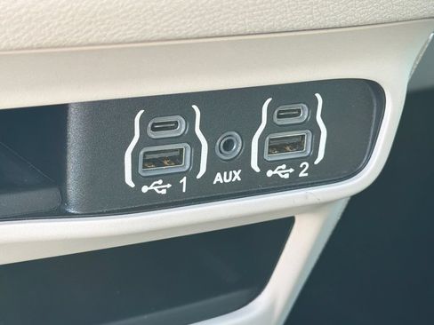 Used 2024 Chrysler Pacifica Touring-L FWD image 32