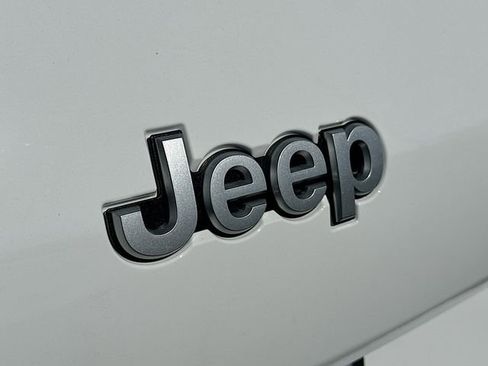 New 2025 Jeep Grand Cherokee L Laredo image 18