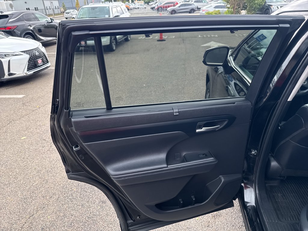 Used 2024 Toyota Highlander XLE AWD/4WD image 39