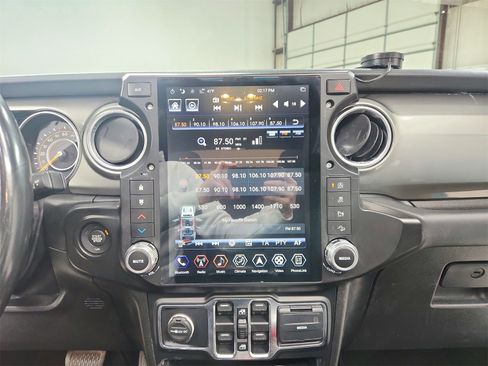 Used 2020 Jeep Wrangler Unlimited Sahara image 26