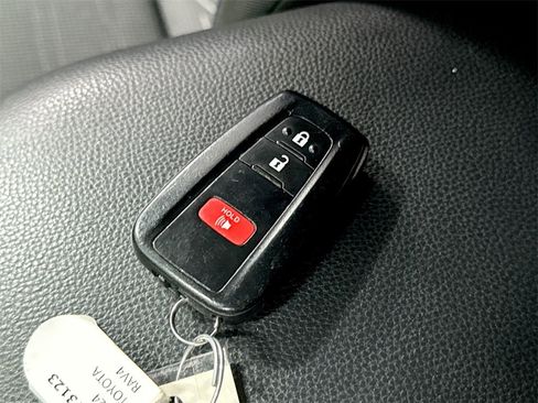 Used 2024 Toyota RAV4 SE image 31