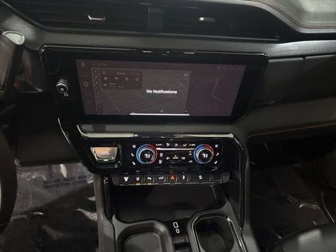 Used 2025 GMC Sierra 2500 AT4 w/ AT4 Premium Plus Package AWD/4WD image 18