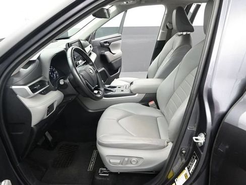 Used 2020 Toyota Highlander XLE FWD image 13