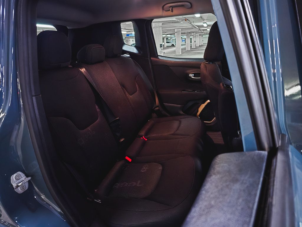 Used 2017 Jeep Renegade Latitude FWD image 30