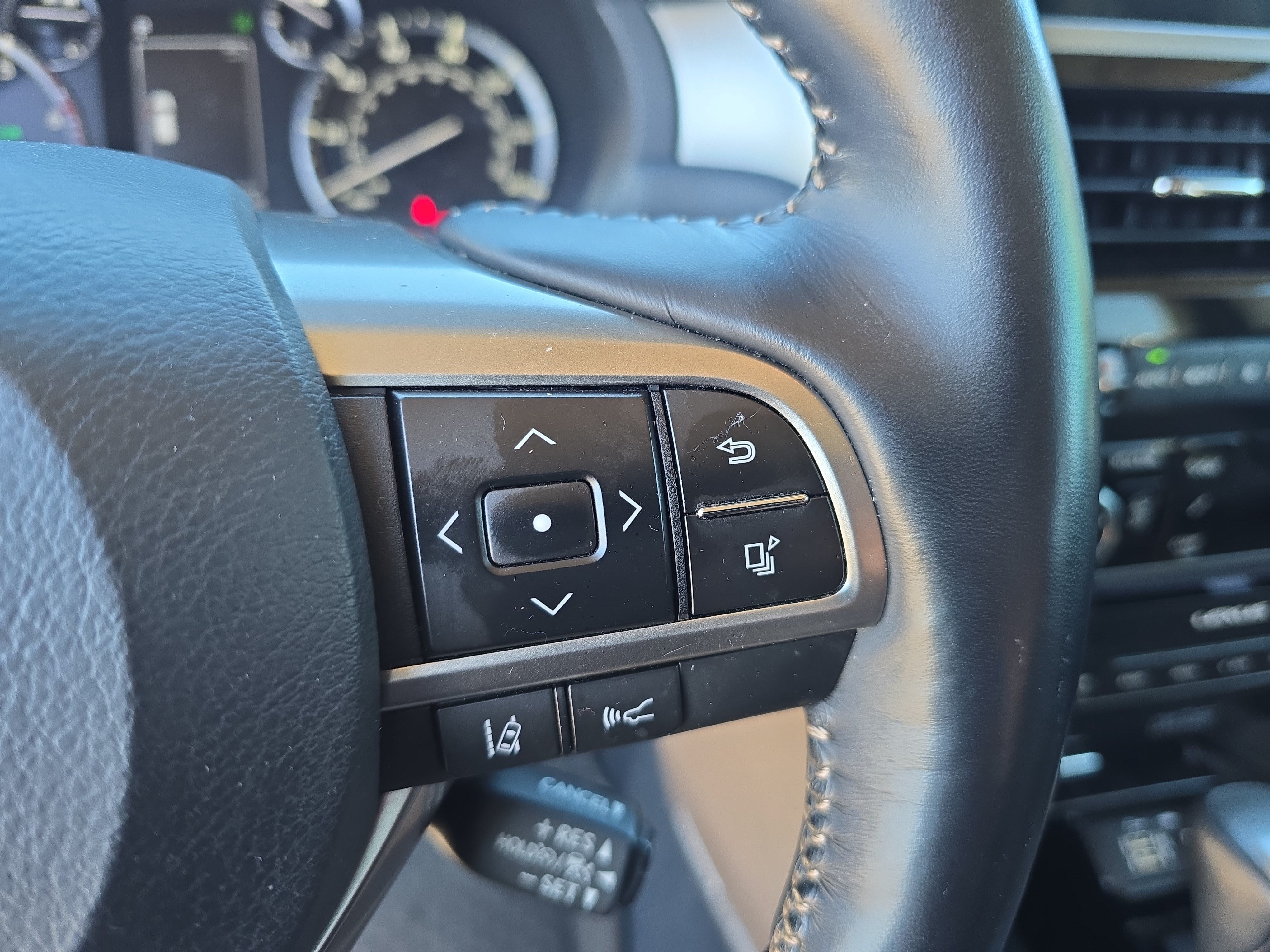 Used 2022 Lexus GX 460 Luxury w/ Off Road Package AWD/4WD image 18