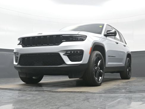 Used 2023 Jeep Grand Cherokee Limited w/ Black Appearance Package image 27