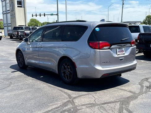 Used 2019 Chrysler Pacifica Touring-L Plus w/ Advanced Safetytec Group FWD image 9