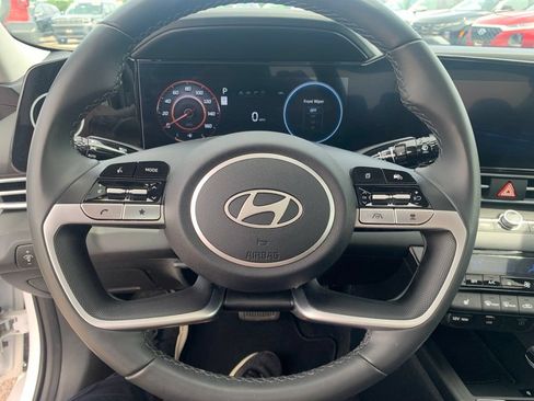 Certified 2025 Hyundai Elantra Limited FWD image 17