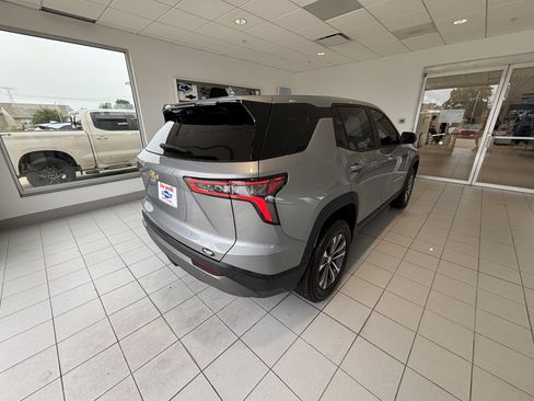 Used 2025 Chevrolet Equinox LT w/ Safety and Technology Package FWD image 7