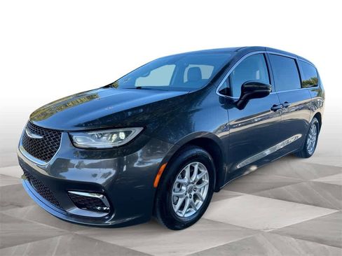 Used 2023 Chrysler Pacifica Touring-L image 1