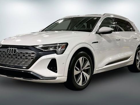 Used 2024 Audi Q8 e-tron Premium Plus w/ Premium Plus Package image 2