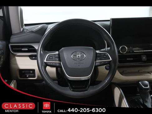 Certified 2024 Toyota Highlander Limited AWD/4WD image 7