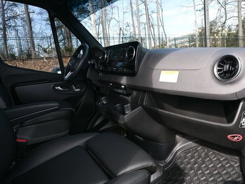 Used 2023 Mercedes-Benz Sprinter 2500 image 26