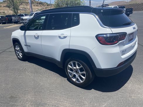 Used 2025 Jeep Compass Limited AWD/4WD image 2
