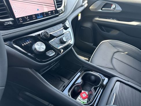 New 2025 Chrysler Pacifica Limited w/ Uconnect Theater Family Group image 71