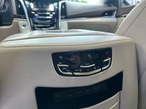 Used 2017 Cadillac Escalade ESV Premium Luxury image 38