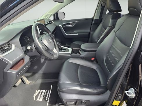 Used 2019 Toyota RAV4 Limited image 12