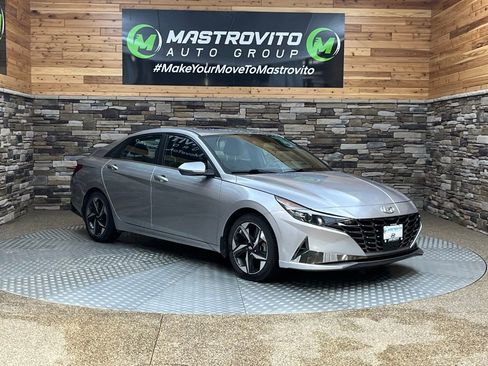 Used 2022 Hyundai Elantra SEL w/ Convenience + Premium Package image 2