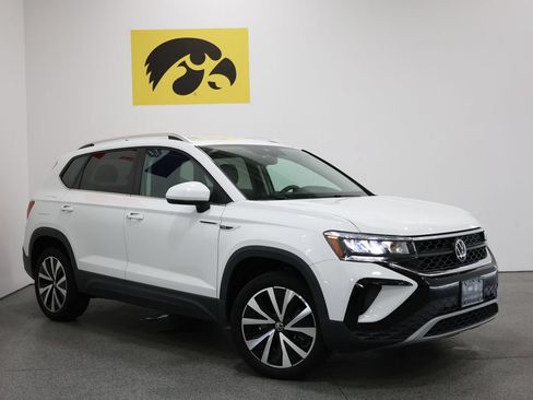 Used 2023 Volkswagen Taos SE FWD image 2