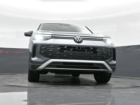 New 2025 Volkswagen Tiguan SE image 28