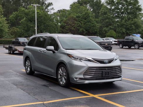 Used 2021 Toyota Sienna Platinum FWD image 9