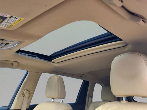 Used 2017 Toyota Highlander Limited w/ Carpet Mat Package image 36