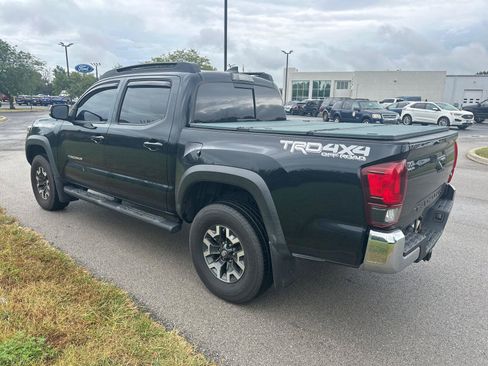 Used 2018 Toyota Tacoma TRD Off-Road AWD/4WD image 11