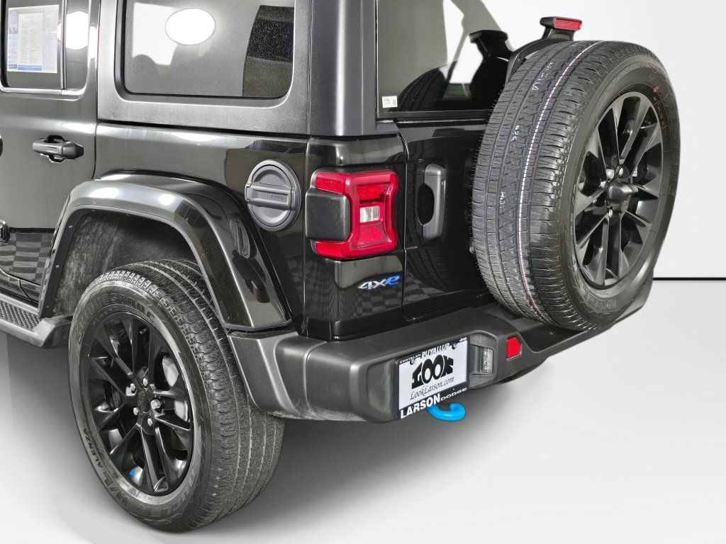 Used 2023 Jeep Wrangler Unlimited Sahara AWD/4WD image 16