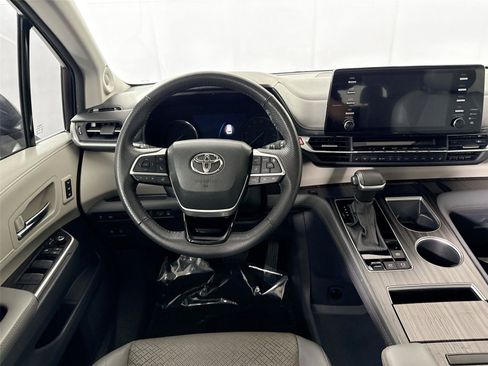 Used 2023 Toyota Sienna Limited FWD image 36