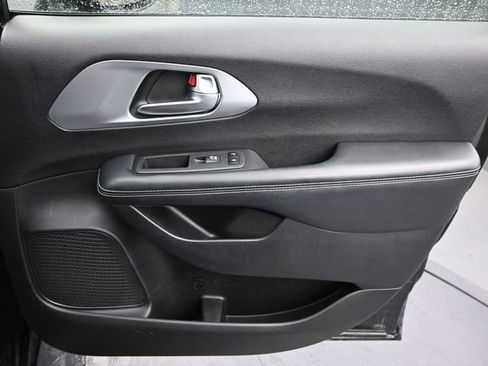 Used 2021 Chrysler Pacifica Touring-L w/ Uconnect Theater Family Group image 25