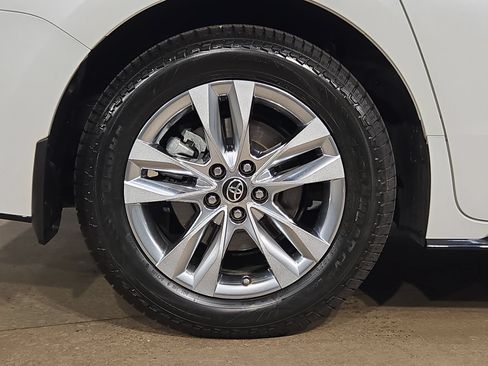 Used 2022 Toyota Sienna Limited FWD image 17