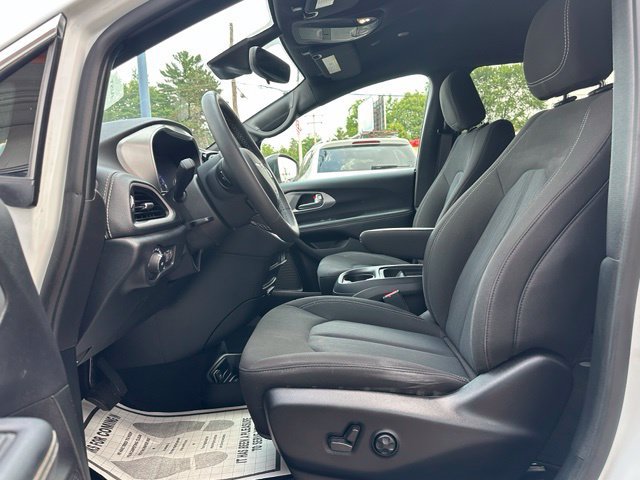 Used 2023 Chrysler Pacifica Touring FWD image 10