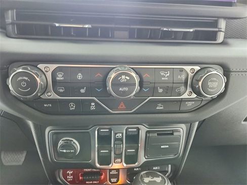 New 2026 Jeep Wrangler Unlimited Rubicon w/ Technology Group image 29