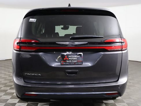 Used 2023 Chrysler Pacifica Touring-L FWD image 12