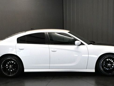 Used 2019 Dodge Charger R/T w/ Plus Group RWD image 4