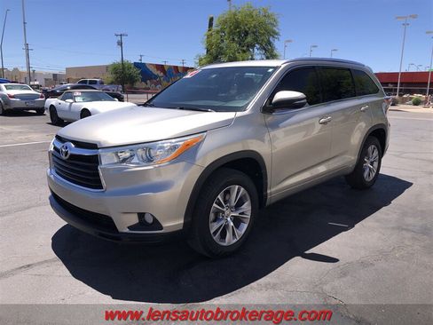 Used 2014 Toyota Highlander XLE FWD image 4