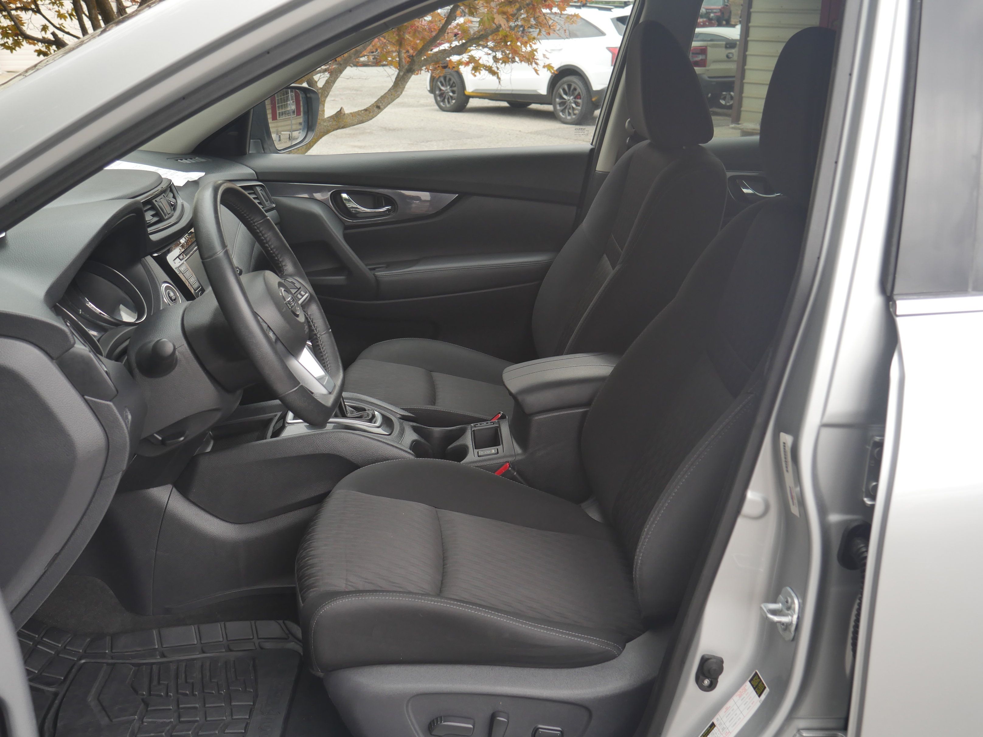 Used 2020 Nissan Rogue SV AWD/4WD image 3