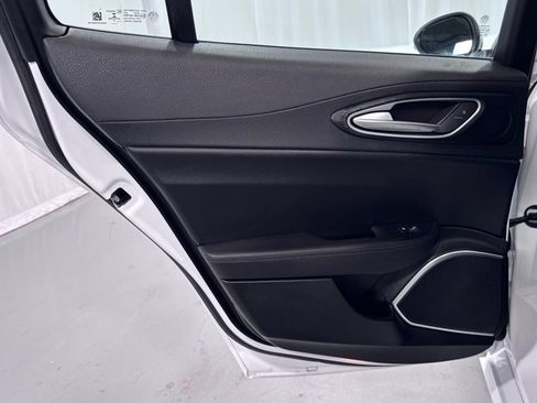 Used 2019 Alfa Romeo Giulia AWD image 23