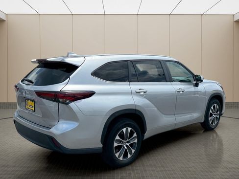 Used 2024 Toyota Highlander XLE FWD image 3