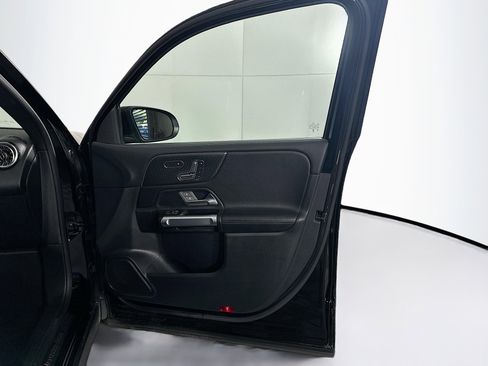 Used 2025 Mercedes-Benz GLB 250 4MATIC image 32