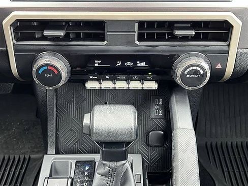 Used 2024 Toyota Tacoma SR5 AWD/4WD image 31