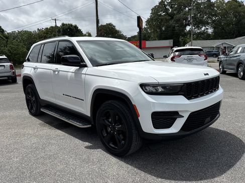Used 2023 Jeep Grand Cherokee Altitude AWD/4WD image 7