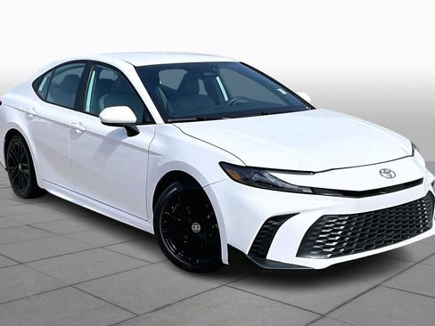 Used 2025 Toyota Camry SE image 3